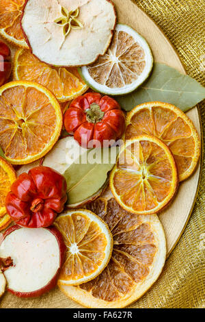 Fette di arancia secca e frutta. Le decorazioni di Natale Foto Stock