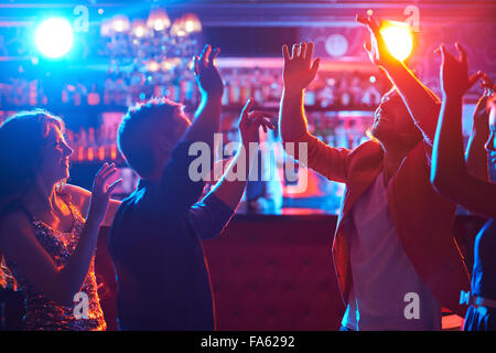 Felice ballerini godendo di una discoteca nel night club Foto Stock