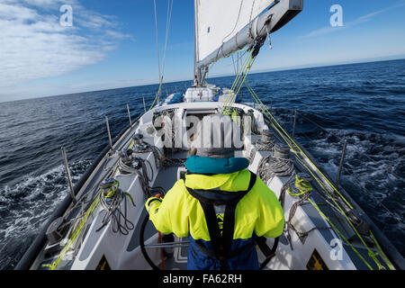 Vela sotto il cielo blu in Danimarca rettilinea tra Islanda e Groenlandia Foto Stock