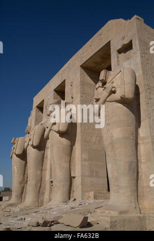 Quattro Statue di Osiride, Hypostyle Hall, il Ramesseum, Luxor, West Bank, la Valle del Nilo, Egitto Foto Stock