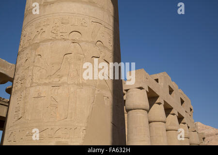 Rilievo decorativo, Hypostyle Hall, il Ramesseum, Luxor, West Bank, la Valle del Nilo, Egitto Foto Stock