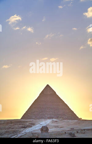 Tramonto, Sphinx (in primo piano), la piramide di Chephren (fondo), le Piramidi di Giza, Sito Patrimonio Mondiale dell'UNESCO, Giza, Egitto Foto Stock