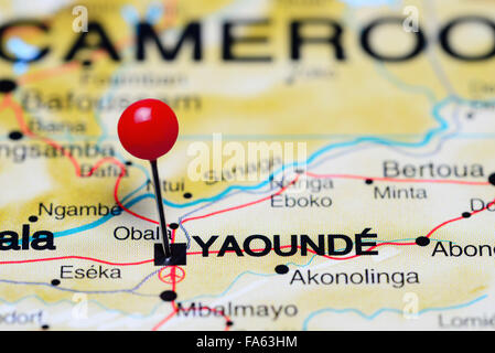 Yaoundé imperniata su una mappa di Africa Foto Stock