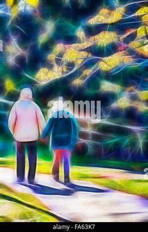 Coppia anziana che si gode una passeggiata in mano nel sole autunnale a Bournemouth con filtro Fractalius applicato - frattale frattali Foto Stock