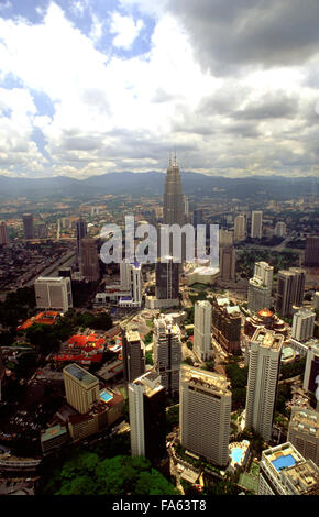 Petronas Twin Towers, vista dal Menara TV Tower, la quarta più grande torre di telecomunicazioni nel mondo, Kuala Lumpur, Malesia Foto Stock