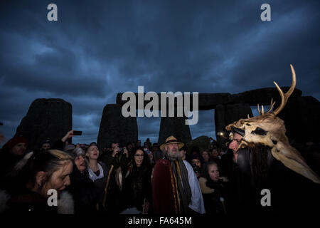 Wiltshire, Regno Unito. 22 Dic, 2015. Solstizio d'inverno celebrazioni a Stonehenge Credito: Guy Corbishley/Alamy Live News Foto Stock