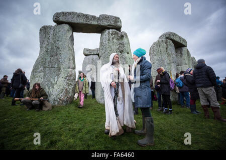 Wiltshire, Regno Unito. 22 Dic, 2015. Solstizio d'inverno celebrazioni a Stonehenge Credito: Guy Corbishley/Alamy Live News Foto Stock