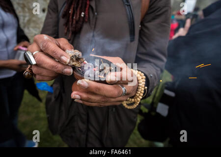 Wiltshire, Regno Unito. 22 Dic, 2015. Solstizio d'inverno celebrazioni a Stonehenge Credito: Guy Corbishley/Alamy Live News Foto Stock