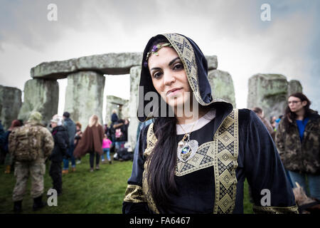 Wiltshire, Regno Unito. 22 Dic, 2015. Solstizio d'inverno celebrazioni a Stonehenge Credito: Guy Corbishley/Alamy Live News Foto Stock