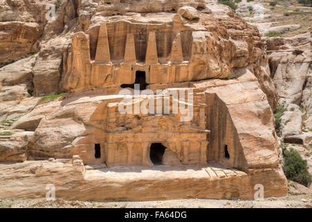 Obelisco tomba (struttura superiore), Bab come-Sig triclinio (Struttura inferiore), Petra, Giordania Foto Stock