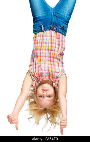 Bellissima bambina appeso a testa in giù Foto Stock