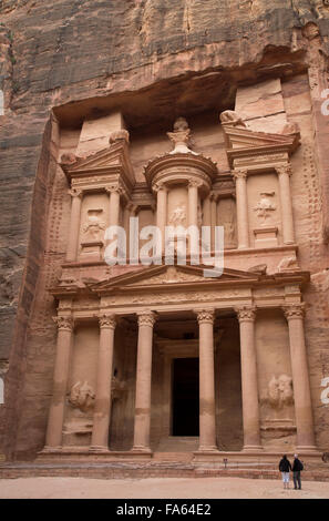 Un paio di fronte theTreasury, Petra, Giordania Foto Stock