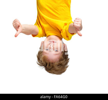 Bello piccolo ragazzo appeso a testa in giù Foto Stock