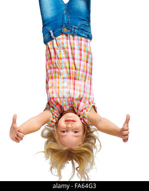 Bellissima bambina appeso a testa in giù Foto Stock