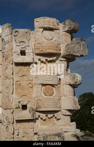 Rilievi in pietra di il dio della pioggia Chacón, Palazzo delle maschere, Kabah sito archeologico, Yucatan, Messico Foto Stock