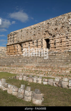 I glifi di pietra di fronte al palazzo di maschere, Kabah sito archeologico, Yucatan, Messico Foto Stock