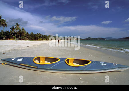 Kayak in spiaggia Cenang, l'Isola di Langkawi, Kedah, Malaysia. Foto Stock