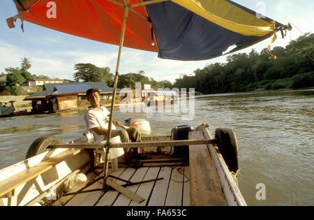 Attraversando il fiume Tembeling, foresta pluviale, giungla, Kuala Tahan, Taman Negara, Malaysia Foto Stock