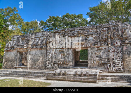 Monster bocca porta la struttura II, Chicanna Maya sito archeologico, tardo periodo Classico, Campeche, Messico Foto Stock