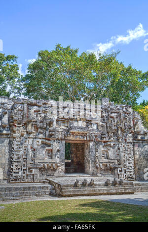 Monster bocca porta la struttura II, Chicanna Maya sito archeologico, tardo periodo Classico, Campeche, Messico Foto Stock