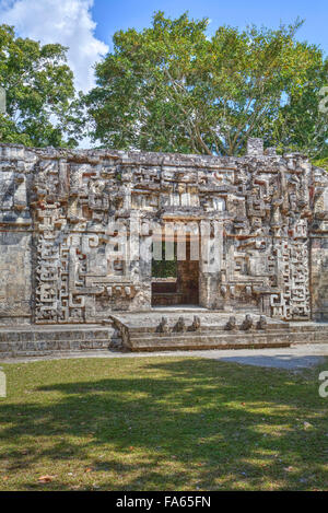 Monster bocca porta la struttura II, Chicanna Maya sito archeologico, tardo periodo Classico, Campeche, Messico Foto Stock