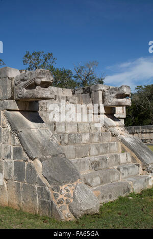 Piattaforma di aquile e giaguari, Chichen Itza, Sito Patrimonio Mondiale dell'UNESCO, Yucatan, Messico Foto Stock