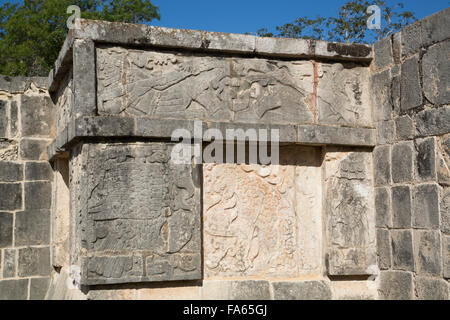 Rilievo scolpite, piattaforma delle aquile e giaguari, Chichen Itza, Sito Patrimonio Mondiale dell'UNESCO, Yucatan, Messico Foto Stock