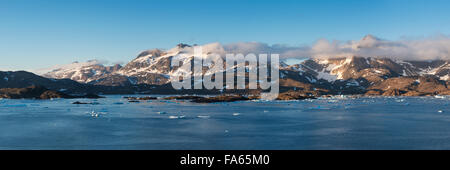 Vista su Kong Oscars Havn verso le montagne, Tasiilaq, Groenlandia Foto Stock