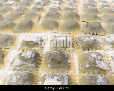 Dettaglio del fresco Ravioli fatti italiano tradizionale di pasta con ripieno di formaggio e verdure. Preparati a mano a casa Foto Stock