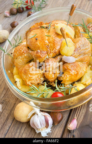 Pollo arrosto farcito con patate e aromi Foto Stock