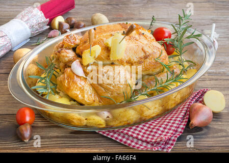 Pollo arrosto farcito con patate e aromi Foto Stock