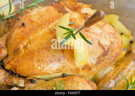 Pollo arrosto farcito con patate e aromi Foto Stock