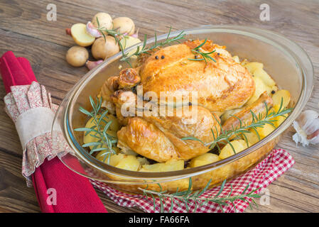 Pollo arrosto farcito con patate e aromi Foto Stock