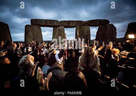 Wiltshire, Regno Unito. 22 Dic, 2015. Solstizio d'inverno celebrazioni a Stonehenge Credito: Guy Corbishley/Alamy Live News Foto Stock