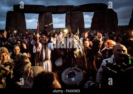 Wiltshire, Regno Unito. 22 Dic, 2015. Solstizio d'inverno celebrazioni a Stonehenge Credito: Guy Corbishley/Alamy Live News Foto Stock