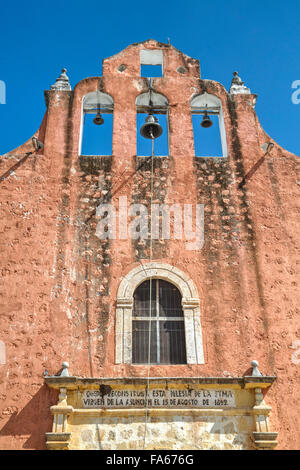 La Iglesia de la Santisima Virgen de la Asunción, costruita nel tardo XVI secolo, Temozon, Yucation, Messico Foto Stock