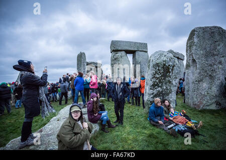 Wiltshire, Regno Unito. 22 Dic, 2015. Solstizio d'inverno celebrazioni a Stonehenge Credito: Guy Corbishley/Alamy Live News Foto Stock