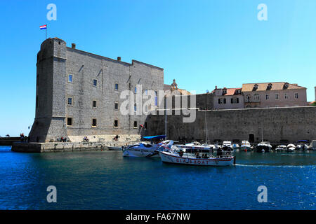 Estate, St Johns Fort e barche nel porto vecchio di Dubrovnik, Dubrovnik-Neretva County, costa dalmata, Mare Adriatico, Croazia Foto Stock