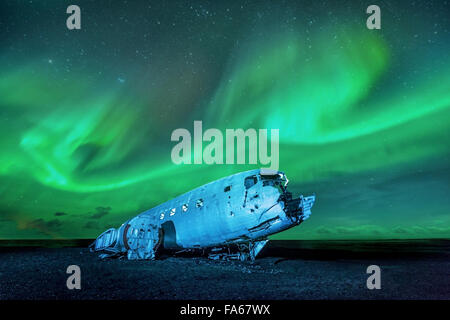 Luci del nord al disopra del piano relitto, Islanda Foto Stock