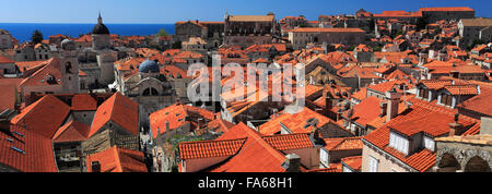 Estate, tetti in terracotta di Dubrovnik, Dubrovnik-Neretva County, Dalmazia costa, Mare Adriatico, Croazia, Balcani, Europa Foto Stock