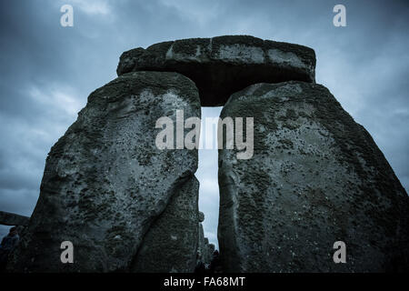 Wiltshire, Regno Unito. 22 Dic, 2015. Solstizio d'inverno celebrazioni a Stonehenge Credito: Guy Corbishley/Alamy Live News Foto Stock