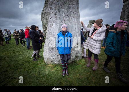 Wiltshire, Regno Unito. 22 Dic, 2015. Solstizio d'inverno celebrazioni a Stonehenge Credito: Guy Corbishley/Alamy Live News Foto Stock