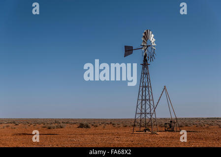 Il vento ruota nell'outback australiano Foto Stock