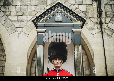 Una guardia Coldstream, il Castello di Windsor, Windsor, Berkshire Foto Stock