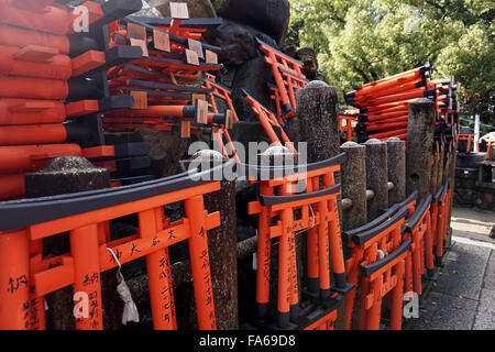Offerte di piccoli cancelli rossi a Fushimi-Inari Taisha Sacrario Scintoista, Kyoto, Giappone Foto Stock