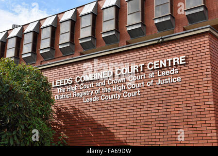 Leeds unita corte edificio centrale con la corona, County, alte giurisdizioni e registro di distretto, West Yorkshire, Inghilterra Foto Stock