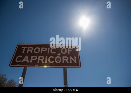 Tropico del Capricorno segno sull'autostrada australiana Foto Stock