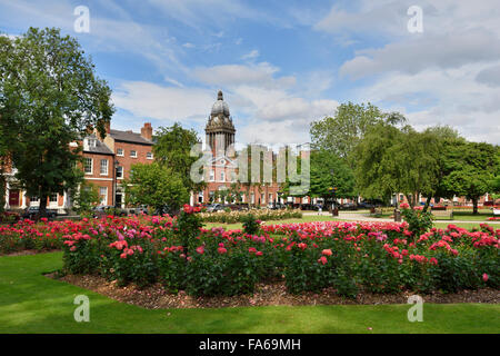 Park Square Leeds, con la torre dell orologio di Leeds Town Hall visibile in background, Leeds, West Yorkshire, Inghilterra Foto Stock