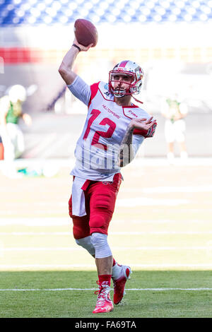 Miami, FL, Stati Uniti d'America. Xxi Dec, 2015. Western Kentucky Hilltoppers quarterback Brandon Doughty (12) si riscalda prima che il gioco tra la Western Kentucky e Florida del Sud al Miami Beach Bowl a Miami FL. Immagine di credito: Del Mecum CSM/Alamy Live News Foto Stock