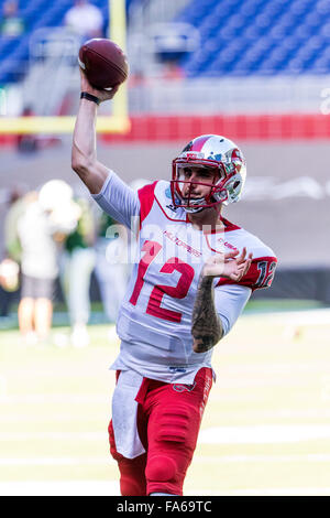 Miami, FL, Stati Uniti d'America. Xxi Dec, 2015. Western Kentucky Hilltoppers quarterback Brandon Doughty (12) si riscalda prima che il gioco tra la Western Kentucky e Florida del Sud al Miami Beach Bowl a Miami FL. Immagine di credito: Del Mecum CSM/Alamy Live News Foto Stock